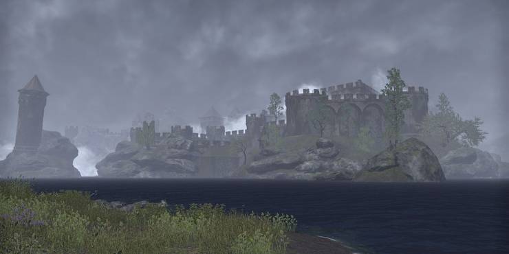 туманный замок через озеро